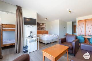 Centraal gelegen <strong>één</strong> <strong>slaapkamer</strong> appartement met zicht op zee.<br /><br />Bij het binnenkomen komt u meteen terecht in de <strong>lichtrijke</strong> <strong>leefruimte</strong> met rechtstreekse toegang tot het <strong>ruime</strong> <strong>terras</strong> waar u kunt genieten van een prachtig panoramisch zicht over de zee. Aanpalend met de leefruimte situeert zich de slaapkamer, momenteel voorzien van een stapelbed. Verder bestaat het appartement nog uit een <strong>badkamer</strong> met <strong>douche</strong> en <strong>toilet</strong>.<br /><br />Het appartement is gelegen op de <strong>elfde</strong> <strong>verdieping</strong> in een gebouw op de Zeedijk genaamd "Suitehotel Ocean" en is bereikbaar met de <strong>lift</strong>. Dankzij de <strong>centrale</strong> <strong>ligging</strong> dichtbij de haven en de markt zijn alle nutsvoorzieningen in de buurt.<br /><br />Het appartement wordt verkocht onder de formule van erfpacht. Dit biedt verschillende voordelen, zoals een <strong>lagere</strong> <strong>aankoopprijs</strong> gezien de grond niet aangekocht wordt. Voor het gebruik van de grond betaalt de erfpachter aan de grondeigenaar een jaarlijkse som geld, ook wel canon genoemd. Deze canon is <strong>fiscaal</strong> <strong>aftrekbaar</strong>. <br />Momenteel wordt het appartement verhuurd via een hotelpoule die de suite verhuurt op vakantiebasis, waarop de eigenaar een percentage van de winsten verkrijgt. Het is ook mogelijk om zelf de suite te reserveren voor eigen gebruik. De eigenaar is bereidt de kost om uit de hotelpoule te stappen voor zich te nemen.<br /><br />Het is niet mogelijk zich hier te domiciliëren, het appartement kan enkel gebruikt worden als <strong>vakantieverblijf</strong>.