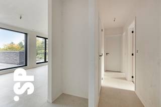 Appartement (eerste verdieping) in residentie 'OLMSEBAAN'.<br /><br />Ontdek dit appartement met zeer ruim terras op de eerste verdieping in de nieuwe residentie 'OLMSEBAAN'. De indeling omvat een inkomhal, twee comfortabele slaapkamers, een moderne badkamer, een apart toilet, een ruime en lichtrijke woonkamer met open keuken, en een praktische berging/wasplaats.<br /><br />Het gebouw is uitgerust met een lift en biedt diverse parkeermogelijkheden aan de rechterzijde van het gebouw: autostaanplaatsen, carports en garages zijn apart aan te kopen.<br /><br />De appartementen worden opgetrokken met ecologisch verantwoorde materialen en voldoen aan de BEN-norm (Bijna-EnergieNeutraal) met een E-peil lager dan 30. Hiervoor worden ze uitgerust met milieuvriendelijke technieken.<br /><br />Centraal gelegen op wandelafstand van het centrum, met een vlotte verbinding naar in- en uitvalswegen.<br /><br />Verkoop onder BTW-stelsel, mogelijkheid tot toepassing van het 6% btw-tarief. Een ideale opportuniteit, zowel voor starters als voor investeerders.<br /><br />De afgebeelde beelden en materialen zijn bedoeld ter inspiratie en kunnen afwijken van de definitieve oplevering.<br /><br />Voor meer informatie of een bezoek ter plaatse, kan u contact opnemen met IMMO SP via 014 59 10 20 of mailen naar jill@immosp.be. Benieuwd naar de waarde van uw eigen woning? Vraag vrijblijvend een gratis verkoopanalyse aan – wij helpen u graag verder!