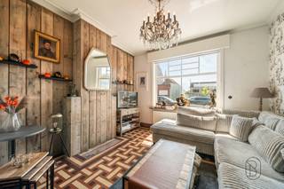 Op zoek naar een ruime gezinswoning met tal van mogelijkheden? Dan is deze karaktervolle woning in Deinze zeker een bezoek waard.<br /><br />Via de inkomhal betreedt u de gezellige leefruimte, die aansluit op de keuken. Op het gelijkvloers bevinden zich daarnaast nog verschillende praktische ruimtes die volledig naar eigen wens kunnen worden ingericht, zoals een bureauruimte, hobbyruimte of berging.<br /><br />Op de eerste verdieping vindt u drie volwaardige slaapkamers en de badkamer. De tweede verdieping biedt nog twee extra slaapkamers, waardoor de woning in totaal beschikt over maar liefst vijf ruime slaapkamers. Ideaal voor grote gezinnen, thuiswerkers of wie graag extra ruimte heeft voor een dressing, hobbykamer of logeerkamers.<br /><br />Een absolute meerwaarde is de mogelijkheid tot een uitgang langs de achterzijde via de garages, wat zorgt voor extra toegankelijkheid en praktisch comfort. Deze troef is zeldzaam bij dit type woning.<br /><br />Dankzij de solide constructie, de ruime bewoonbare oppervlakte en het gunstige EPC-label C vormt deze woning bovendien de ideale basis om verder te moderniseren en volledig naar eigen smaak af te werken.<br /><br />Troeven:<br /><br />5 volwaardige slaapkamers<br />Mogelijkheid tot achteruitweg via de garages<br />Gunstig EPC-label C<br />Ruime bewoonbare oppervlakte<br />Veel renovatie- en inrichtingsmogelijkheden<br />Centrale ligging nabij winkels, scholen en openbaar vervoer<br /><br />Interesse in deze ruime woning met tal van mogelijkheden? Contacteer Immo Beguin vandaag nog voor een bezoek en ontdek zelf alles wat deze eigendom te bieden heeft.<br /><br />Immo Beguin – jouw vastgoedexpert sinds 2009<br />Kantoren in Ronse, Waregem, Kortrijk, Deinze, Doornik en Lessines.<br /><br />Meer info of een bezoek aanvragen via marijn@immobeguin.be.