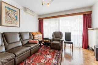 Voor meer info en foto’s, surf naar www.swevers.be – Dit appartement aan de Burgemeester Bollenstraat 5 bus 4 ligt centraal in Hasselt en biedt 93 m² bewoonbare oppervlakte. Winkels, horeca, scholen, openbaar vervoer en het station bevinden zich op wandelafstand, terwijl ook de snelwegen vlot bereikbaar zijn. Via de centrale hal bereikt u alle ruimtes. De ruime woonkamer van 32 m² beschikt over een verzorgde parketvloer en biedt voldoende plaats voor een zit- en eethoek. De aparte keuken van 7,25 m² werd vernieuwd in 2008. Verder zijn er twee slaapkamers van 11,5 m² en 8 m², waarbij de tweede kamer ook geschikt is als bureau of logeerkamer. De badkamer werd eveneens vernieuwd in 2008 en het toilet is apart. Extra bergruimte vindt u in de bergingen in het appartement en in de kelderberging van 2 m². De ramen werden vernieuwd in 2011 en airco zorgt voor extra comfort tijdens warme dagen. Het gebouw uit 1974 beschikt over een lift en het dak werd vernieuwd in 2025. Bij het appartement horen bovendien autostaanplaatsen voor twee wagens achter elkaar, een mooie troef op deze centrale locatie. Met enkele opfrissingen kan u het appartement volledig naar eigen smaak afwerken. Een interessante combinatie van ruimte, bereikbaarheid en praktisch wooncomfort in hartje Hasselt. Voor meer informatie, bel 011 255 155. Bron bewoonbare oppervlakte: EPC – verslag.