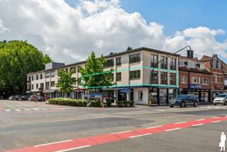 <strong>Stijlvol gerenoveerd appartement op de eerste verdieping met 4 slaapkamers in het centrum van Schilde</strong><br /><br /><strong>Dit ruime en stijlvol gerenoveerde (2022) appartement is gelegen op de eerste verdieping van een kleinschalig gebouw in het centrum van Schilde en combineert een hedendaagse afwerking met een praktische indeling. Met vier volwaardige slaapkamers, twee badkamers, een lichtrijke leefruimte en een volledig ingerichte open keuken biedt dit appartement alle comfort voor aangenaam wonen.</strong><br /><br /><strong>Indeling appartement: </strong><br />
<ul>
<li>Ruime <strong>inkomhal </strong>met vestiairekast, <strong>ingemaakte</strong> <strong>kasten</strong> en apart <strong>gastentoilet</strong></li>
<li>Lichtrijke <strong>woonkamer -en eetkamer </strong>op parket, met <strong>grote</strong> <strong>raampartijen </strong>die zorgen voor een aangename <strong>lichtinval</strong></li>
<li><strong>Volledig ingerichte open keuken</strong> met <strong>kwalitatieve inbouwtoestellen </strong>en dubbele spoelbak</li>
<li><strong>Praktische bijkeuken</strong> met ingebouwde oven</li>
<li><strong>Hoofdslaapkamer </strong>op parket met aansluitende <strong>badkamer</strong>, voorzien van ligbad en dubbele lavabo</li>
<li><strong>Tweede slaapkamer</strong> met ensuite <strong>douchekamer</strong>, voorzien van inloopdouche en lavabo</li>
<li><strong>Derde</strong> en <strong>vierde slaapkamer</strong>, beide op parket en met zicht op het <strong>terras</strong></li>
<li><strong>Afzonderlijke wasplaats/technische ruimte</strong></li>
</ul>
<strong>Terras en buitenruimte</strong><br />
<ul>
<li><strong>Terras</strong> (ca. 9 m²) aan de zijde van de derde en vierde slaapkamer</li>
<li>Aangename buitenruimte met plaats voor een gezellige zithoek</li>
</ul>
<strong>Algemeen</strong><br />
<ul>
<li>Gelegen op de eerste verdieping, uitsluitend bereikbaar via de trap</li>
<li>Verwarming op gas d.m.v. radiatoren/convectoren</li>
<li><strong>Conforme elektrische keuring</strong></li>
<li><strong>Ruime, afgesloten private kelderberging (ca. 15 m²)</strong></li>
<li><strong>Heden verhuurd</strong></li>
<li>Stedenbouwkundige inlichtingen in aanvraag</li>
</ul>
<strong>Uitstekend gelegen in het centrum van Schilde, met winkels, horecazaken en diverse voorzieningen op wandelafstand. De centrale ligging zorgt voor een aangename combinatie van comfortabel wonen en dagelijkse bereikbaarheid.</strong><br /><br /><strong>Een instapklaar en verrassend ruim appartement met vier slaapkamers, twee badkamers en een kwalitatieve afwerking, op een gegeerde locatie in het hart van Schilde!</strong>