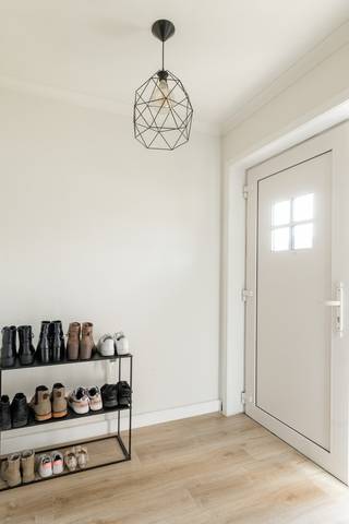 Deze mooie verzorgde gezinswoning vinden we terug op de Astridlaan 44 te Pelt. De woning is zeer gunstig gelegen omwille de korte afstand naar het centrum van Pelt en de goede aanknoping met de verbindingswegen. De woning is bovendien ook vlakbij de Nederlandse grens gelegen.<br /><br /><br />Indeling gelijkvloers:<br />Via de inkomhal betreedt u deze verrassend ruime en verzorgde gezinswoning. De lichtrijke woonkamer met gezellige eetplaats sluit mooi aan op de volledig uitgeruste, gerenoveerde keuken (2020). Verder beschikt het gelijkvloers over een praktische gang, berging, speelkamer/bureau, een zeer ruime badkamer vernieuwd in 2019 én een inpandige garage.<br />Verdieping:<br />De nachthal geeft toegang tot de ruime masterbedroom, uitgerust met airconditioning en aansluitend een zolderruimte met potentieel om in te richten als dressing. Daarnaast bevinden zich op de verdieping nog twee kinderkamers, waarvan één kamer reeds voorzien is van een dressingruimte.<br />Tuin:<br />De volledig omheinde tuin biedt de nodige privacy en is uitgerust met een beregeningsinstallatie. Achteraan bevindt zich bovendien nog een extra garage/opbergruimte.<br /><br />Pluspunten van deze woning:<br /><br />✔ Ruime en goed onderhouden gezinswoning<br />✔ Bewoonbare oppervlakte van maar liefst 222 m² (bron EPC)<br />✔ Moderne keuken vernieuwd in 2020<br />✔ Badkamer vernieuwd in 2019<br />✔ Zonnepanelen aanwezig<br />✔ Twee garages aanwezig<br />✔ Kruipkelder aanwezig<br />✔ Volledig omheinde tuin met beregeningsinstallatie<br /><br />Bent u op zoek naar een instapklare en verrassend ruime gezinswoning met tal van mogelijkheden?<br />Contacteer ons vandaag nog voor een bezoek ter plaatse!<br /><br /> 