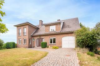 <p>Karaktervolle gezinswoning met 7 slaapkamers op een perceel van 1.305 m² in Oosterzele</p><p>Bent u op zoek naar een ruime woning met karakter en tal van mogelijkheden? Dan is deze statige gezinswoning in het landelijke Oosterzele beslist een bezoek waard. Gelegen op een mooi perceel van 1.305 m² combineert deze eigendom een rustige ligging met een uitstekende bereikbaarheid.</p><p>Met maar liefst zeven slaapkamers biedt deze woning uitzonderlijk veel ruimte. Ideaal voor grote gezinnen, samengestelde gezinnen, kangoeroewonen of wie op zoek is naar extra kamers voor een bureau, praktijk of hobbyruimte.</p><p>De leefruimtes bieden een aangename basis om volledig naar eigen smaak te moderniseren. De functionele keuken, badkamer, berging en garage zorgen ervoor dat alle essentiële voorzieningen aanwezig zijn.</p><p>Een extra troef is de zolder en ruime kelder.</p><p>Ook buiten heeft deze eigendom heel wat te bieden. De ruime tuin vormt de ideale plek om in alle rust te genieten van het landelijke uitzicht. De oprit biedt bovendien voldoende parkeergelegenheid op eigen terrein.</p><p>Deze woning is de perfecte opportuniteit voor wie op zoek is naar een karaktervolle woning met veel woonoppervlakte en renovatiepotentieel. Dankzij de combinatie van ruimte, een royaal perceel en een rustige ligging vormt dit een unieke kans om uw droomwoning te realiseren in het groene Oosterzele.</p><p>EXTRA: De vermelde prijs is een startprijs. Deze methode geeft jou, als potentiële koper, de kans om op een transparante manier te bieden. Na ontvangst van deze biedingen zal de verkoper beslissen of hij/zij de eigendom verkoopt aan het hoogste bod, de start / richtprijs is aldus niet bindend voor de verkoper.</p>