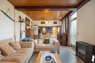 Deze woning in Hamme biedt heel wat mogelijkheden voor wie op zoek is naar een eigendom dat volledig naar eigen smaak kan worden ingericht en gerenoveerd. De absolute blikvanger is het prachtige perceel met een uitgestrekte tuin van maar liefst ca. 800 m² en een aangenaam weids uitzicht. Een interessante opportuniteit voor renovatie- of verbouwingsliefhebbers die op zoek zijn naar ruimte en potentieel.<br /><br />Indeling<br />- Leefruimte<br />- Keuken<br />- 1 ruime slaapkamer<br />- Badkamer<br />- Verschillende mogelijkheden om de bestaande woning verder te optimaliseren of herin te richten<br />- Garage<br /><br />Tuin<br />- Prachtige, uitgestrekte tuin van ca. 800 m²<br />- Weids en groen uitzicht<br />- Veel ruimte voor het creëren van verschillende tuin- en terraszones<br />- Ideaal voor wie houdt van rust, groen en buitenruimte<br /><br />Algemeen<br />- Woning met tal van renovatie- en inrichtingsmogelijkheden<br />- Verwarming via gaskachels<br />- EPC-label F<br />- Renovatieverplichting van toepassing<br />- Mooi perceel met bijzonder veel potentieel<br /><br />Een eigendom voor wie de mogelijkheden van het perceel en de woning, de ruime tuin en het weidse uitzicht weet te waarderen.<br /><br />Op zoek naar een woning, appartement of bouwgrond in het Waasland of de Denderstreek?<br />De Boer & Partners Waas & Dender begeleidt u graag bij de aankoop of verkoop van vastgoed in deze ruime regio.<br />Wenst u dit pand te bezoeken? Contacteer ons via waasendender@deboerenpartners.be of 03 377 55 00.