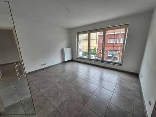 Dit appartement met 1 slaapkamer is gelegen op de eerste verdieping en bereikbaar met de lift. <br /><br />In de inkomhal hebben we een ingemaakte kast en een apart toilet. <br />De leefruimte geniet van veel lichtinval en de aparte keuken is uitgerust met een koelkast, keramische kookplaat en oven. <br />Aansluitend aan de keuken hebben we een berging met aansluiting voor wasmachine en droogkast.<br /><br />De badkamer is ruim en beschikt over een bad-douche combinatie en een badkamermeubel met lavabo, spiegel met verlichting. <br /><br />Achteraan het gebouw heb je een gemeenschappelijke fietsenberging. <br /><br />Beschikbaar vanaf 1/07/2026<br /><br />Heb je interesse? Klik op de gele knop <strong>'IK WENS EEN BEZOEK'</strong>.