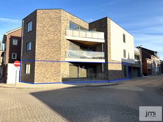 Dit instapklare gelijkvloers appartement, gelegen in het centrum van Heers, combineert hedendaags wooncomfort met een uiterst gunstige ligging...