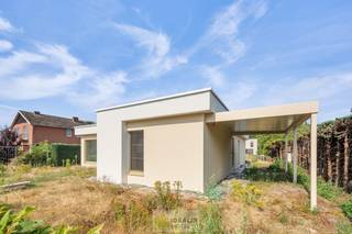 <strong>IDEALIS VASTGOED – Schitterend volledig vernieuwde woning met een heerlijke open leefruimte, luxe keuken, 3 ruime slaapkamers, een ruime luxueuze badkamer én een praktische wasplaats! Dit heerlijke huis, dewelke ook voorzien is van 2 autostaanplaatsen waarvan 1 overdekt, bevindt zich op een perceel van +-12a 58ca vlakbij het centrum van Hamont-Achel, op slechts enkele minuten van de Nederlandse grens - EEN MUST VISIT! -<br /><br />LIGGING: </strong><br />Deze woning bevindt zich op wandelafstand van de stadskern van Hamont-Achel. De woning is gelegen in een rustige en aangename woonstraat. De centrale ligging biedt een vlotte bereikbaarheid van scholen, supermarkten en andere commerciële gelegenheden. Tevens is de Nederlandse grens op slecht 2 minuten bereikbaar!!<br /><br /><strong>INDELING:<br />Gelijkvloers:</strong><br />- Inkomhal – een indrukwekkend mooie open leefruimte voorzien van een lichtrijke woonkamer met zit- en eetgedeelte en met als kloppend hart een heerlijke keuken met bargedeelte en voorzien van alle comfort – achterinkom/wasplaats – toilet – nachthal – slaapkamer 1 met ensuite dressing – slaapkamer 2 – badkamer voorzien van ligbad, inloopdouche, toilet en dubbele lavabo – slaapkamer 3 -<br /><br /><strong>Tuin: </strong><br />- Westgeoriënteerd – verharde oprit –  terras – carport – (zwembad en poolhouse vergund, worden niet uitgevoerd)<br /><br /><strong>BIJZONDERHEDEN:</strong><br />- Volledig vernieuwde woning<br />- Alles op gelijkvloers!<br />- Rolstoeltoegankelijk<br />- Pre airco voorzien<br />- Pre alarm voorzien<br />- Basis domotica voorzien<br />- Wat werd vernieuwd?: dak, dakisolatie, gevelisolatie, vernieuwde technieken en leidingwerk, stucwerk, schrijnwerk, keuken, badkamer, vloeren, binnendeuren, …<br />- Volledige woning in grondlaag/fixatielaag aangebracht<br />- Toffe indeling<br />- Gunstig EPC, extra goed geïsoleerd, GEEN renovatieverplichting!<br />- Elektrische installatie conform!<br />- Dé ideale ligging, pal bij het centrum en voorzieningen, op slechts enkele minuten van de NL-grens<br />- Na oplevering instapklaar!<br /><br /><strong>O-peil: </strong>niet overstromingsgevoelig<br />P-score: A<br />G-score: A<br /><br /><strong>Benieuwd naar deze woning? Ons IDEALIS Team geeft U met plezier en steeds vrijblijvend de nodige informatie via e-mail, ter plaatse of op ons kantoor Pelt.<br />Wenst U advies omtrent uw eigen woning? Graag plannen wij vrijblijvend met U een afspraak in om onze expertise met U te delen, steeds tot Uw dienst!!<br />Neem contact op met IDEALIS VASTGOED op 011/515 565 of mail naar info@idealisvastgoed.be!</strong><br /><br /><strong>Stedenbouwkundige Inlichtingen:</strong><br />Bouwvergunning - Woongebied - Geen dagvaarding - Geen voorkooprecht – Geen verkavelingsvoorschriften