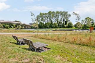 Bent u op zoek naar een <strong>betaalbare woning in Ingelmunster</strong> met veel potentieel en een gunstige ligging? Dan is deze <strong>rijwoning gelegen in de Stationsstraat 42 te Ingelmunster</strong> zeker een bezoek waard.<br /><br />Deze woning bevindt zich op een centrale locatie, op wandelafstand van winkels, scholen, openbaar vervoer en het station. Hoewel de woning een opfrissing kan gebruiken, biedt ze tal van mogelijkheden voor wie graag een eigen toets geeft aan zijn nieuwe thuis.<br /><br />Bij het betreden van de woning komt u terecht in een inkomhal die toegang geeft tot de gezellige leefruimte, bestaande uit een woonkamer en salon. Aansluitend bevinden zich de keuken, een praktische berging, een badkamer en een afzonderlijk toilet.<br /><br />Buiten geniet u van een aangename tuin met terras, ideaal om te ontspannen of gezellig te tafelen. <strong>De achterliggende uitweg</strong> vormt een extra troef en zorgt voor een vlotte bereikbaarheid.<br /><br />Op de eerste verdieping vindt u een nachthal, een ruime slaapkamer met authentieke houten vloer en een aangrenzende kamer die perfect kan dienen als dressing, bureau of hobbyruimte. Daarnaast zijn er nog drie volwaardige slaapkamers aanwezig.<br /><br />Via een vaste trap bereikt u de zolderverdieping, die extra opslagruimte biedt of mogelijkheden creëert voor verdere inrichting, afhankelijk van uw wensen.<br /><br /><u>Troeven van deze woning:</u><br /><br />* Centrale ligging nabij station, winkels en scholen;<br />* 4 slaapkamers + extra kamer (bureau/dressing);<br />* Tuin met terras;<br />* Praktische uitweg achteraan;<br />* Authentieke elementen aanwezig, centrale verwarming op gas;<br />* Vaste trap naar de zolder;<br />* EPC-label C (geen renovatieverplichting);<br />* Ideale starterswoning of investering met potentieel.<br /><br />Bent u op zoek naar een woning te koop in Ingelmunster, een gezinswoning met tuin, of een huis met 4 slaapkamers nabij het station? Contacteer ons vandaag nog voor een bezoek en ontdek de mogelijkheden van deze woning.