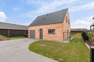 Ontdek deze instapklare, energiezuinige woning uit 2023, gelegen in een uiterst rustige straat in het mooie Keerbergen. Deze recente woning combineert hedendaags wooncomfort met een doordachte indeling en hoogwaardige afwerking.<br />Binnenin geniet je van 3 ruime slaapkamers, een volledig uitgeruste badkamer met zowel bad als douche, en een inpandige garage die directe toegang biedt tot de woning. De leefruimte is licht en ruim, met een moderne keuken en aangenaam zicht op de tuin.<br />Dit is een BEN-woning (EPC A) met 6 zonnepanelen en ventilatiesysteem C+, wat zorgt voor lage energiekosten en een duurzaam wooncomfort.<br /><br />Troeven van deze woning:<br />-Bouwjaar 2023 – volledig instapklaar<br />-3 ruime slaapkamers<br />-Badkamer met bad én douche<br />Inpandige garage<br />-BEN-woning met EPC A<br />-6 zonnepanelen<br />-Gelegen in een rustige, aangename buurt<br /><br />Kortom: een ideale gezinswoning op een toplocatie waar rust, modern comfort en energiezuinig wonen samenkomen.<br /><br /><br />Voor interactieve grondplannen met foto’s, ga naar <u><strong>www.wijns.be</strong></u><u><strong> </strong></u>en klik op de knop “virtueel bezoek”.<br />Info &amp; afspraak:  ☎ 0473/33 33 10   ✉ geoffry@wijns.be