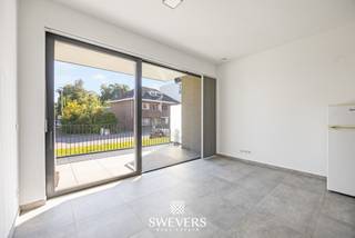 Recente serviceflat met terras, private berging én ondergrondse parking in Residentie Groenpark in Kortessem. Deze instapklare assistentiewoning werd gebouwd in 2020 en biedt 62 m² comfortabel woonoppervlak, volledig op het gelijkvloers. De professionele uitbating wordt verzorgd door de erkende zorginstelling Ocura, waardoor zelfstandig wonen wordt gecombineerd met beschikbare zorgondersteuning. Ook als investering is deze eigendom interessant: de huurprijs bedraagt momenteel gemiddeld ca. €727 per maand. Extra troeven zijn het privatieve terras, de zuidwestgerichte gemeenschappelijke tuin, ondergrondse parkeerplaats, private kelderberging en een uitstekende EPC-score van 83 kWh/m²/jaar. Ontdek alle foto's en info op www.swevers.be of plan uw bezoek via 012 699 900. Bron bewoonbare oppervlakte: EPC-verslag.