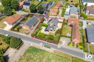 IN OPTIE!! Deze leuke woning bevat op het gelijkvloers een inkomhal met een gastentoilet, een gezellige leefruimte met ruim (overdekt) zonneterras, een geïnstalleerde keuken met aansluitend een berging en 1 slaapkamer. Op de eerste verdieping zijn er 3 slaapkamers, een badkamer met ligbad, douche, was meubel en een toilet. Er is ook nog een ruime bergzolder in de woning en boven de afzonderlijke garage. Dus ook aan bergruimte geen gebrek! De woning beschikt over alle comfort en wordt verwarmd met lucht/lucht warmtepomp (koel/warm unit). Het buitenschrijnwerk bestaat uit hout met dubbel glas. De woning is voorzien van 37 zonnepanelen en 3.000l. regenwater. De totale oppervlakte van het perceel is 788m². <br />Wil u deze instapklare woning met gezellige tuin bezoeken? Stuur een mail naar gunther@loimmo.be en wij nemen contact met u op!