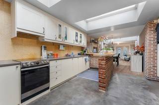 Welkom in deze charmante woning, waar gezelligheid en praktisch wonen hand in hand gaan.<br />Je komt binnen via een ruime inkomhal die toegang biedt tot de lichtrijke leefruimte met open keuken.<br />De ideale plek om te koken, te tafelen en te genieten van fijne momenten samen.<br />Op het gelijkvloers vind je ook de badkamer en een handige berging onder de trap.<br />Boven zijn er twee aangename slaapkamers (15 m² en 11,5 m²) en een toilet.<br />Buiten wacht een tuin met extra berging, perfect voor wie graag buiten vertoeft of extra opbergruimte zoekt.<br />Deze woning is ideaal voor starters, alleenstaanden of jonge gezinnen die op zoek zijn naar een betaalbaar thuis met karakter in een rustige, maar centrale ligging in Ardooie.<br /><br />Troeven:<br />Ruime inkomhal<br />Gezellige leefruimte met open keuken<br />Twee slaapkamers<br />Badkamer beneden, toilet boven<br />Berging onder trap + extra tuinberging<br />Ligging met goede bereikbaarheid<br /><br />‘Dit pand kan onderhevig zijn aan de renovatieverplichting die door de Vlaamse overheid wordt opgelegd voor residentiële gebouwen. Consulteer voor meer informatie de website van het Vlaams Energie- en Klimaatagentschap via https://www.energiesparen.be/nr/renovatieverplichting.’