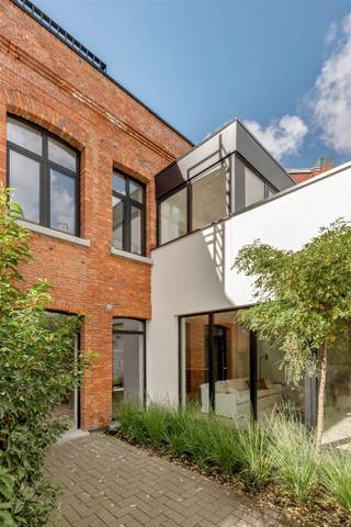 <p>Marnix – Wonen in het kloppend hart van ’t Zuid</p><p>Droom je van wonen op ’t Zuid, tussen koffie- en wijnbars, terrasjes en de Schelde? Well, this is your lucky day. Op wandelafstand van ons geliefkoosde Marnixplaats in het hart van ’t Zuid: Lambermontstraat 18 – project Marnix.</p><p>Hier woon je vlak bij het nieuwe Zuidpark, het Museum voor Schone Kunsten en de vernieuwde Scheldekaaien. Een buurt waar een snelle koffie al gauw overgaat in lunch, en voor je het weet eindigt op een terras aan de Marnixplaats. Alles doe je hier te voet. Citylife op zijn best! <br />Ook praktisch zit je hier goed. De Ring ligt vlakbij, net als openbaar vervoer en verschillende Vélostations. Daarnaast bevinden zich verschillende scholen op wandel- en fietsafstand.</p><p>• Absolute toplocatie te Antwerpen-Zuid<br />• Luxe-afwerking op niveau<br />• Terras en tuintje<br />• BEN-label: energiezuinig en duurzaam wonen<br />• Aankoop onder registratiestelstel</p><p>De woning is gelegen in een kleinschalig project en heeft een eigen tuintje en terras. Het is de laatste beschikbare woning in het project.<br />Aan de straatkant liggen de appartementen. Zo liggen de woningen in een oase van rust.</p><p>Typerend voor de woningen? Een gezellige stadswoning met eigen tuin én terras. Beter wordt het niet! Een ruime lichte leefruimte met open keuken, voldoende bergruimte. Op de verdieping is er een masterbedroom met dressing en toegang naar een terras. Daarnaast een ruime tweede kamer en badkamer met grote inloopdouche.</p><p>De woningen zijn afgewerkt volgens de nieuwste normen en met kwalitatieve materialen. Denk aan Instagramwaardige afwerking om bij weg te dromen.<br />Uiteraard is er een fietsenberging voor de bewoners en beschikken alle units over een private kelder indien gewenst.<br />Een project voor wie graag midden in de stad woont, maar thuis toch wat ademruimte wil voelen.</p><p>Plan je bezoek via www.sinjoor.be of bel ons voor meer informatie 03 283 05 00.<br /> </p>