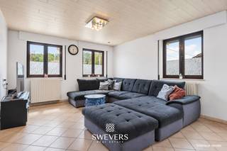 Voor meer info en foto’s, surf naar www.swevers.be – Op Schomstraat 153 in Koersel bevindt zich deze open bebouwing uit 1998, gelegen op een ruim perceel van 1.297 m². Met een bewoonbare oppervlakte van ca. 260 m², een doordachte indeling en een volledige onderkeldering vormt deze woning een uitstekende basis voor wie op zoek is naar ruimte en de mogelijkheid om naar eigen smaak te moderniseren. De inkomhal vormt het centrale punt en geeft toegang tot de verschillende leefruimtes. Vooraan bevindt zich de lichtrijke woonkamer van 36 m², die mooi aansluit op de eetkamer. De keuken van 13 m² is functioneel ingericht en biedt zicht op de tuin. Vanuit de eetkamer is er een directe toegang tot het overdekte terras, wat zorgt voor een aangename overgang naar buiten. Op het gelijkvloers zijn er drie slaapkamers van 9,70 m², 11,60 m² en 14,50 m², een badkamer met ligbad, douche, dubbele lavabo en toilet, aangevuld met een apart gastentoilet. De eerste verdieping biedt bijkomend drie ruime slaapkamers van 28 m², 35 m² en 23 m², evenals een praktische zolderberging. De inpandige garage is rechtstreeks bereikbaar en wordt aangevuld met een aparte wasruimte, wat zorgt voor extra comfort in het dagelijks gebruik. De volledige kelderverdieping biedt tal van mogelijkheden voor opslag, hobby of werkruimte. Buiten geniet je van een noordgericht perceel met veel ruimte en privacy, waar het zwembad en het poolhouse zorgen voor extra ontspanning en mogelijkheden. Daarnaast zijn ook de 18 zonnepanelen een waardevolle troef. De ligging is rustig, maar toch goed bereikbaar met scholen, openbaar vervoer, winkels, restaurants en ontspanningsmogelijkheden in de nabije omgeving. Voor meer informatie, bel 011 255 155. Bron bewoonbare oppervlakte: EPC – verslag.