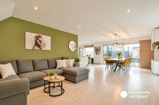Welkom in de Vrijgeweidestraat 106, een recente en instapklare halfopen bebouwing gelegen in het landelijke Baliebrugge. Deze woning uit 2018 combineert hedendaags wooncomfort met een praktische indeling.<br /><br />Via de inkomhal met ingemaakte kast en gastentoilet bereikt u de lichtrijke leefruimte met aansluitende eetplaats. Grote raampartijen en de schuifdeur zorgen voor veel natuurlijk licht en een mooi contact met de tuin. Aansluitend bevindt zich de volledig uitgeruste keuken met keukeneiland en diverse inbouwtoestellen. Verder beschikt het gelijkvloers over een praktische berging en een ruime garage met elektrische poort.<br /><br />Op de eerste verdieping bevinden zich drie volwaardige slaapkamers, een ruime badkamer met ligbad, inloopdouche en dubbele lavabo, en een afzonderlijk toilet.<br />Via een vaste trap bereikt u de volledig geïsoleerde zolder, die tal van mogelijkheden biedt zoals een extra slaapkamer, bureau of hobbyruimte. Buiten geniet u van een aangename tuin met terras, tuinhuis en houten overkapping.<br /><br />Warm geworden van deze instapklare woning? Contacteer ons vandaag nog voor meer informatie of een bezoek ter plaatse! <br /><br />De vermelde prijs is een richtprijs; elk bod wordt voorgelegd aan de eigenaar, die het recht heeft dit te aanvaarden of te weigeren.<br /><br />Neem voorsprong met een vrijblijvende schatting via:<br />www.residentievastgoed.be/gratisonlineschatten
