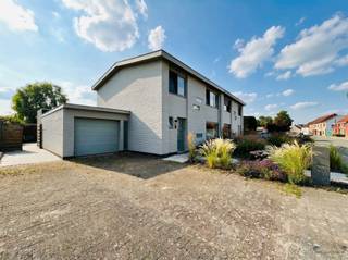 <h2><span>Instapklare, rustig gelegen gezinswoning </span></h2><p><span>Op zoek naar een instapklare woning waar ruimte, comfort en een prachtige tuin samenkomen? Dan is deze verzorgde gezinswoning beslist een bezoek waard.</span></p><p><span>Bij het betreden van de woning wordt u verwelkomd in een lichtrijke leefruimte die naadloos aansluit op de ruime, volledig uitgeruste keuken. Dankzij de grote raampartijen geniet u hier van een aangename lichtinval en een mooi uitzicht op de tuin. De keuken biedt alle ruimte om uitgebreid te koken en gezellig samen te tafelen.</span></p><p><span>Op de verdieping bevinden zich drie volwaardige slaapkamers, een moderne badkamer met inloopdouche en een praktische dressing. Daarnaast beschikt de woning over een aparte bureauruimte.</span></p><p><span>Buiten is het minstens even aangenaam. De grote, zongeöriënteerde tuin biedt alle ruimte om te ontspannen, te spelen of gasten te ontvangen. De ruime terrassen vormen de perfecte plek voor lange zomeravonden, terwijl de verschillende tuinbergingen extra opslagmogelijkheden bieden.</span></p><p><span>Verder beschikt de woning over een inpandige garage en een oprit met bijkomende parkeergelegenheid.</span></p><h3><span>Troeven</span></h3><ul><li><span>Instapklare woning </span></li><li><span>3 ruime slaapkamers </span></li><li><span>Aparte bureauruimte </span></li><li><span>Grote, volledig uitgeruste keuken </span></li><li><span>Badkamer met inloopdouche </span></li><li><span>Dressing </span></li><li><span>Grote, zonnige tuin met meerdere terrassen </span></li><li><span>Garage en ruime oprit </span></li><li><span>EPC C </span></li><li><span>Veel lichtinval </span></li><li><span>Rustige en aangename ligging </span></li></ul><p><span>Een ideale woning voor gezinnen of koppels die op zoek zijn naar ruimte, comfort en een mooie buitenomgeving.</span><span><br />Interesse?</span><span> Neem vandaag nog contact op voor een bezoek en ontdek zelf alle troeven van deze prachtige woning.</span></p><p><span>Bekijk ook onze visuele tour</span><span>: <span>https://web-player.walkly.app/VoT9ChdTkk3ayg4RKdVj/koXdiFft0k41RDnjuMWn/ww/public</span></span><span> </span></p><p><span> </span></p>