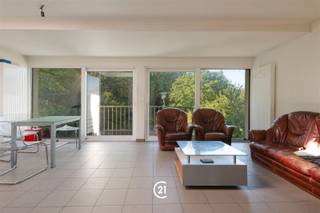 <p>This move-in ready apartment in Geraardsbergen offers a unique combination of tranquility, comfort and a beautiful view. It is located in a small-scale residence without common costs or syndic, which makes it extra attractive. Moreover, thanks to the favorable EPC score and the current rental through the SVK, this is a particularly interesting property for both owner-occupiers and investors.</p><p>Upon entering, you reach the entrance hall which provides access to the spacious living area with an open kitchen. The apartment has two comfortable bedrooms, a bathroom and a separate toilet. Adjacent to the living space is a terrace overlooking the private garden of approximately 100 m². This garden is also accessible from the side and is an ideal place to enjoy the outdoors.</p><p>In short, this apartment is an ideal choice for those looking for a ready-made home with extra outdoor space or for a secure and smooth real estate investment.</p><p>For further information or to schedule a visit, please feel free to contact our office.</p>