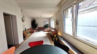 <p><span>Te midden van Antwerpen-noord, vinden we dit ruim appartement met magazijn/autostaanplaatsen.</span></p><p><span>Op een terrein van 611m², treffen we een doorrit naar een achter gelegen magazijn, waar momenteel een 10 tal autostaanplaatsen , fietsenberging en stockage ruimte is onder gebracht. Momenteel wordt deze volledig verhuurd. Via de rechter garagepoort komen we in de privatieve garage, goed voor enkele grote wagens en/of bestelwagens.</span></p><p><span>Indien mogelijk kan deze verbonden worden met de achterliggende ruimte. Centraal op het perceel, kunnen we via de inkomdeur naar de eerste verdieping. Hier bevindt zich een appartement van ca 237m². Deze verdieping heeft vooraan een leefruimte over de volledige breedte van het perceel met rechts achteraan een ruime slaapkamer. Aan de linkerkant passeren we een badkamer met toilet om vervolgens in een ruime, geïnstalleerde keuken te komen. Deze staat in verbinding met een ruim terras en twee achter gelegen volumes (één met zonnepanelen), momenteel gebruikt als opslag- en werkplaats. Op de tweede verdieping zijn er vervolgens nog twee slaapkamers aan de rechterzijde met een eigen badkamer. Aan de linkerkant is er vooraan een technische ruimte/berging en hierachter een hele ruime slaapkamer met badkamer. Van hieruit heb je een prima zicht op deze en omliggende percelen.</span></p><p><span> </span></p>