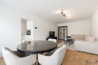 <p><span>Prachtig energiezuinig appartement met 3 slaapkamers, zuidgerichte tuin, garage en staanplaats in Ekeren!</span></p><p><span> </span></p><p><span>Dit stijlvolle appartement bevindt zich op de eerste verdieping aan de rechterzijde en geniet van een gunstige ligging nabij het centrum van Ekeren, het treinstation, winkels, scholen en belangrijke invalswegen.</span></p><p><span> </span></p><p><span>Indeling:</span></p><p><span>De inkomhal geeft via een stijlvolle stalen deur toegang tot de lichtrijke woonkamer. De prachtige parketvloer en de grote raampartijen zorgen voor een warme en aangename sfeer. Vanuit de woonkamer bereik je de moderne, volledig geïnstalleerde keuken.</span></p><p><span>Verder beschikt het appartement over twee ruime slaapkamers en een verzorgde badkamer met een royale inloopdouche, toilet en wastafel.</span></p><p><span>Op het gelijkvloers bevindt zich een derde slaapkamer met ingemaakte kasten, ideaal als logeerkamer, bureau of hobbyruimte. Van hieruit heb je toegang tot de diepe, zuidgerichte tuin, waar je volop van de zon en de nodige privacy kunt genieten.</span></p><p><span>Tot slot beschikt het appartement over een private garagebox en een autostaanplaats voor de garage.</span><span> </span></p><p><span> </span></p><p><span>Troeven</span></p><ul><li><span>Instapklaar appartement </span></li><li><span>Gunstige EPC B</span></li><li><span>Diepe, zuidgerichte tuin </span></li><li><span>Lichtrijke leefruimte met grote raampartijen </span></li><li><span>Prachtige parketvloer </span></li><li><span>Moderne, volledig geïnstalleerde keuken </span></li><li><span>Badkamer met ruime inloopdouche </span></li><li><span>Private garagebox </span></li><li><span>Extra autostaanplaats voor de garage </span></li><li><span>Centrale ligging nabij winkels, scholen, openbaar vervoer en invalswegen </span></li></ul><p><span> </span></p><p><span> </span></p><p><span>Interesse in dit prachtig appartement? Contacteer ons vandaag nog voor een bezoek!</span></p><p><span> </span></p>