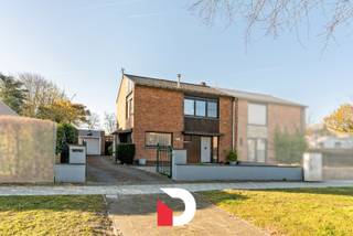 Maak kennis met deze halfopen gezinswoning gelegen in een rustige straat palend aan een residentiële woonwijk te Sint-Andries. Deze omgeving...