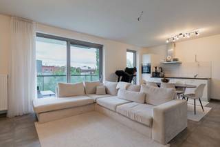 Quares - TREVI Groep presenteert:<br /><br />Dit ruime en lichtrijke 1-slaapkamerappartement is gelegen in een recent en goed onderhouden gebouw.<br /><br />Bij het binnenkomen bereikt u de inkomhal die toegang geeft tot de ruime leefruimte met open keuken en eetplaats. Dankzij de grote raampartijen geniet het appartement van veel natuurlijke lichtinval. Vanuit de leefruimte heeft u rechtstreeks toegang tot het overdekte terras met aangenaam groen uitzicht.<br /><br />De open keuken sluit mooi aan op de leefruimte en is praktisch ingericht met de nodige toestellen en voldoende kastruimte.<br /><br />Verder beschikt het appartement over één volwaardige slaapkamer met veel kastruimte. De badkamer is uitgerust met een inloopdouche en lavabo. Daarnaast is er een afzonderlijk toilet.<br /><br />Een ondergrondse autostaanplaats is bij aan te kopen voor 24.000 euro.<br /><br />De combinatie van de ruime leefruimte, het terras met groen uitzicht en de centrale ligging maakt dit appartement ideaal voor eigen bewoning of als investering. Ook voor de dagelijkse boodschappen geniet u van extra comfort, met een Albert Heijn vlak naast het gebouw. Daarnaast zijn openbaar vervoer en belangrijke invalswegen vlot bereikbaar en geniet u van een goede verbinding met Antwerpen-centrum.<br /><br />Interesse? Contacteer ons voor een bezoek of meer informatie.