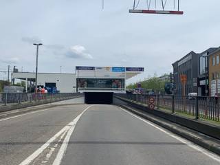 Modern commercieel pand te huur, met een ruime opp. van 915 m² (bruto), gelegen nabij Action, Krëfel en supermarkt Asalam. Extra troef is de ruime dakparking. 
Toeleveringen zijn heel gemakkelijk via loskade en poort aan de achterzijde. 
Enorme zichtbaarheid, enerzijds vanop het Stationsplein en anderzijds vanop R42 / Oosterlaan (waar dagelijks een massa auto’s door de tunnel rijden). Beschikbaar: 01/01/2026 
De maandelijkse huurrprijs bedraagt 8.333 euro (exclusief onroerende voorheffing en kosten). 
Benieuwd naar dit commercieel pand regio Sint-Niklaas? 
Contacteer info@immodelestre.be of 054 33 62 52. 
www.immodelestre.be
