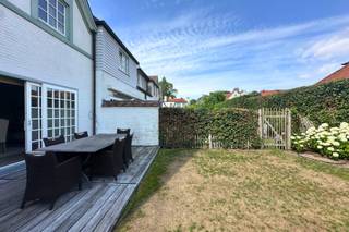 Cozy house with three bedrooms and a south-facing garden located in a quiet area.<br /><br />Layout of the property:<br />Entrance hall with separate WC and cloakroom. Bright living room leading to a terrace at the front and back. Fully equipped open kitchen. Master bedroom with built-in wardrobes, bathroom with double sink, bathtub, and shower. Second bedroom with double bed. Third bedroom with double bed. Shared bathroom in the hallway (sink, shower). Toilet in the hallway. Sunny garden with two terraces.