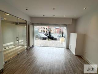 Kantoor- of winkelruimte in het centrum van Wellen.Indeling:Ruime inkomhal/wachtzaal.Aan de linkerzijde 2 grote kantoren die momenteel gescheiden...