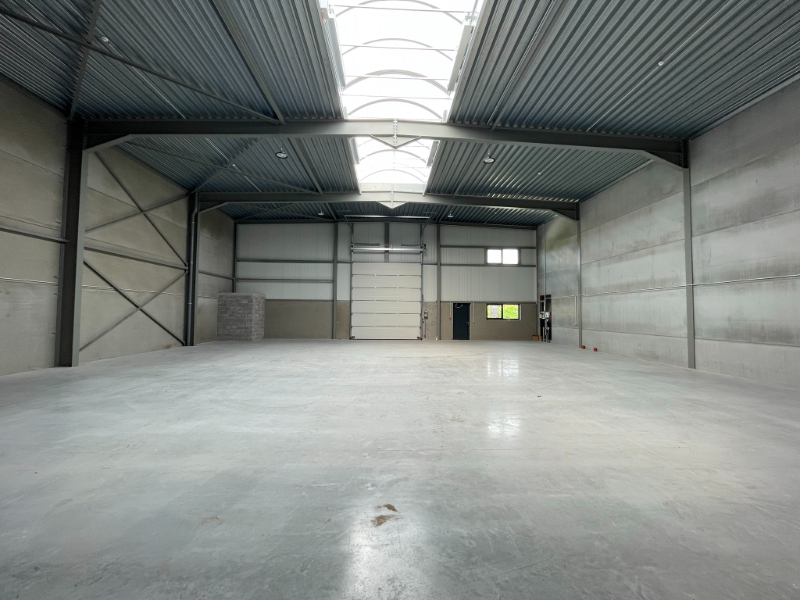Recente KMO-unit van 369 m² met kantoor, buitenopslag en 2 parkeerplaatsen - foto 4