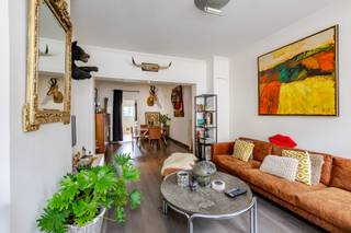 <p><span>Op slechts 5 minuten wandelen van de Grote Markt van Aalst bevindt zich deze charmante burgerwoning, die verrassend veel ruimte en mogelijkheden biedt.</span><span> </span></p><p><span>Bij het binnenkomen wordt u verwelkomd in een ruime inkomhal, die toegang geeft tot de gezellige leefruimte, opgedeeld in twee aangename delen. Aansluitend bevindt zich de deels geïnstalleerde keuken, evenals de badkamer met ligbad en lavabomeubel. Verder beschikt de woning over een praktische kelder en een aangenaam, zuidgericht terras waar u heerlijk van de buitenlucht kunt genieten.</span><span> </span></p><p><span>Op de eerste verdieping bevinden zich twee slaapkamers, waaronder één bijzonder ruime kamer. De volledig ingerichte zolderverdieping biedt nog extra wooncomfort met een derde slaapkamer, een tweede badkamer en een bijkomende opbergzolder.</span><span> </span></p><p><span>Dankzij de gunstige ligging, op wandelafstand van de Grote Markt, winkels, horeca, scholen en alle dagelijkse voorzieningen, combineert deze woning een centrale ligging met een verrassend ruime woonindeling.</span><span> </span></p><p><span>Een ideale woning voor wie op zoek is naar ruimte, karakter en een uitstekende ligging in het centrum van Aalst.</span><span> </span></p><p><span>Voor meer informatie of een bezoek, contacteer Sébastien op het nummer </span><span><span>0486/ 41. 85. 66</span></span><span>.</span></p><p><span> </span></p>