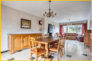 <strong>Immo Van Middelem stelt u deze deels te renoveren gezinswoning voor, gelegen op een perceel van ca. 7a45ca te Dilbeek.</strong><br /><br /><strong>Zeer gunstige ligging m.b.t. mobiliteit: de bus (R16 naar Brussel Zuid en alle omliggende scholen) stopt in de straat, winkels (BioPlanet, Carrefour, ...), scholen bevinden zich op wandelafstand en de oprit van de Brusselse Ring te Dilbeek is slechts op 3km verwijderd.</strong><br /><br />Indeling:<br />- GELIJKVLOERS: inkomhal, lichtrijke leefruimte (salon en eetplaats), keuken en een bureau ruimte die tevens als slaapkamer kan gebruikt worden. De keuken en eetplaats bieden toegang tot de veranda, terras en tuin. <br />- 1ste VERDIEPING: 3 slaapkamers, apart toilet, badkamer; <br />- ZOLDER: via trapladder;<br />- Inpandige GARAGE voorzien van wasplaats, stookplaats en meerdere kelderruimtes. <br />- Losstaande grote garage/atelier (niet vergund)<br /><br />Betonnen gewelven.<br />EPC: 398 kWh/m² jaar – label D (UC: 3789185)<br />Geen renovatieverplichting. <br />Vrij bij akte.