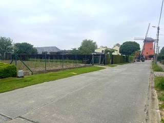 Grond is een kostbaar goed en de aankoop van een perceel bouwgrond is voor veel mensen een droom die uitkomt. In het landelijke dorpje Outrijve...