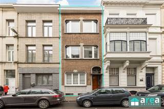 <p>Deze gerenoveerde woning met 4 slaapkamers, twee badkamers en buitenruimte bevindt zich in hartje Borgerhout en biedt een comfortabele woonruimte van 194m². Op wandelafstand van zeer populaire locaties zoals het vernieuwde Moorkensplein, het Laar en het Kruger park. In de directe omgeving vindt u tal van winkels, scholen, apotheken en verschillende andere handelszaken. <br /><br />Grootste troeven:<br />- Centrale locatie<br />- Gerenoveerd in 2020<br />- Buitenruimte (18m²)<br />- 4 slaapkamers<br />- Moderne keuken, volledig uitgerust<br /><br />Indeling:<br />GLVL: inkomhal (11m²) die toegang biedt tot de woonkamer (27m²), alsook de volledig geïnstalleerde keuken (vaatwasser, koelkast, ingebouwde oveen, microgolfoven,..), buitenruimte (18m²) en apart toilet.<br />V1: Ruime badkamer (15m²) met dubbele lavabo, douche & aansluiting voor de wasmachine. Via de overloop (12m²) betreden we de eerste ruime slaapkamer (18m²). Tevens is er een berging aanwezig (2m²)<br />V2: 2 slaapkamers van 18m² en 12m², alsook de tweede badkamer (10m²) met bad, douche en dubbele lavabo, alsook een ruim apart toilet.<br />V3: Slaapkamer (14m²)</p><p>Voor meer informatie kan u terecht bij Area Partners. INFO@area.be of 03/284.60.60</p>