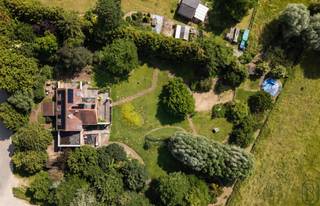 UNIEK GELEGEN villa op 42 are met 3 slaapkamers in een prachtige, GROENE omgeving. Rust, ruimte en puur wonen in het hart van het Pays des...