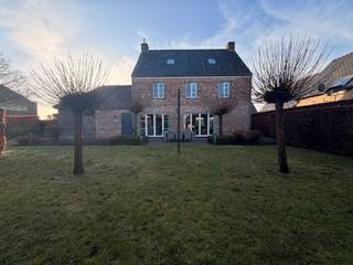 Ruime woning met 4 slaapkamers en mooie tuin op 800 m² te koop.Deze ruime en functioneel ingedeelde woning is gelegen in een rustige buurt en een...