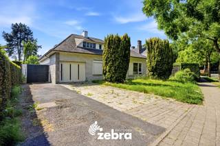 Op één van de mooiste en meest gegeerde locaties in Izegem bevindt zich deze te renoveren villa op een ruim perceel (887 m²). Verschillende winkels, horeca, scholen, sportgelegenheid ... liggen op wandel- en fietsafstand. Dankzij de nabijheid van diverse invalswegen geniet u bovendien van een vlotte bereikbaarheid.<br /><br />De woning is op heden als volgt ingedeeld:<br />Het gelijkvloers bestaat uit een inkomhal, een gastentoilet, een bureauruimte, een lichtrijke woonkamer, een keuken, een praktische berging, een badkamer, een (inpandige) garage en een toegang tot de gerieflijke kelder.<br /><br />Het eerste verdiep bestaat uit een ruime zolder met veel potentieel voor het creëren van extra slaapkamers.<br /><br />Tot slot is er nog een losstaande garage aanwezig, een ruime tuin met terras en een oprit met voldoende parkeergelegenheid.<br /><br />Bent u al lang op zoek naar een te renoveren woning op een gunstige ligging in Izegem of naar een eventueel sloop- en heropbouwproject? (6 % BTW mogelijk), dan is dit uw kans!<br /><br /><strong>Ook wild geworden van deze thuis?<br />Twijfel niet langer en leg vandaag nog uw bezoek vast!</strong>