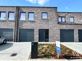 Deze volledig geschilderde nieuwbouwwoning is meteen instapklaar en biedt alle hedendaagse comfort.<br /><br />Bij het binnenkomen betreed je de inkomhal met gastentoilet. De ruime en lichtrijke leefruimte geeft uit op het terras en aangelegd tuin. Aansluitend bevindt zich de open, modern ingerichte keuken, uitgerust met vaatwasser, koelkast, dampkap en fornuis. Naast de keuken is er een praktische berging.<br /><br />Op de verdieping vind je de nachthal, drie ruime slaapkamers (waarvan één met dressingkast), een apart toilet en een stijlvolle badkamer met douche, ligbad en dubbele lavabo in meubel.<br /><br />De woning beschikt bovendien over een garage met aansluiting voor wasmachine en droogkast (overname mogelijk van de verhuurder).<br /><br />Troeven:<br /><br />-Vloerverwarming<br />-10 zonnepanelen<br />- Gordijnen aanwezig in de woning<br />- Volledig geschilderd<br />- Energiezuinig (EPB-label A+)