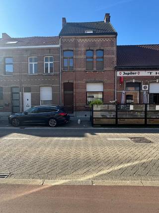 Sfeervolle woning met garage op centrale ligging! Het pand ademt authenticiteit! Gelegen in het charmante centrum van Lint! Inkom; inkomhal,...