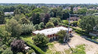 Op 15 minuten fietsen van Gent woon je in een kleinschalig nieuwbouwproject met veel ruimte en groen rondom. Het project telt 7 ruime woningen met een bewoonbare oppervlakte van 195 tot 226 m² en een tuin gericht op het zuiden of zuidoosten.

De woningen hebben 3 of 4 slaapkamers en bieden heel wat ruimte om comfortabel te wonen. Ze worden instapklaar afgewerkt, inclusief terras, afsluiting, toegangspad, laminaatvloeren en een private tuinberging.

Elke woning beschikt over een eigen parkeerplaats. Bij woningen 3 tot 7 is ook een aparte fietsenstalling voorzien.

Hier woon je ruim en energiezuinig in een groene omgeving, met Gent vlot bereikbaar met de fiets.

Benieuwd naar de woningen? Contacteer nieuwbouwadviseur Mathieu of download de projectbrochure.