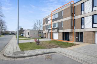 <p>Bel-etagewoning gelegen in een rustige, doodlopende straat op een uitstekende locatie.<br />Op het gelijkvloers bevindt zich een ruime berging, een volwaardige garage met elektrische sectionale poort en een praktische wasplaats/slaapkamer. Via de garage heeft men directe toegang tot de zuidgerichte tuin met een ruim, overdekt terras.<br /><br />De eerste verdieping omvat een inkomhal met gastentoilet die uitgeeft op de lichtrijke woonkamer met aparte eet- en zithoek. Aansluitend is er een ruime keuken met eetplaats. Vanuit de keuken is er toegang tot het balkon met trap naar de tuin.<br /><br />Op de tweede verdieping bevinden zich drie volwaardige slaapkamers en een badkamer uitgerust met ligbad en lavabo.<br /><br />Extra troeven:<br /><br />Dubbele beglazing<br /><br />Rolluiken overal<br /><br />Regenwaterput<br /><br />Private oprit<br /><br />Nabij invalswegen, station en scholen<br /><br />Gelegen in een doodlopende straat<br /><br />Instapklaar<br /><br />Contacteer ons voor een vrijblijvend bezoek:<br /><br />GLENN VERMEERSCH<br />0487 02 81 62</p>