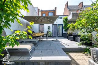 In de Guido Gezellelaan vindt u deze centraal gelegen herenwoning met mooie art-deco elementen. Met 4 ruime slaapkamers (±20 m²) en veel leefruimte is dit de ideale woning voor wie comfort en ruimte zoekt.De ligging is top: op minder dan 1 km van station en markt, met vlotte verbinding naar E17 en N16. Winkels, scholen en openbaar vervoer bevinden zich vlakbij.IndelingGelijkvloers met ruime leefruimte, open keuken en eetplaats met zicht op tuin en terras, wasplaats, gastentoilet en kelder.Op de verdiepingen bevinden zich 4 grote slaapkamers en 2 badkamers.Troeven•Vernieuwde en geïsoleerde daken•Dubbel glas & condensatieketel•Zonnepanelen (±4.000 kWh)•EPC label B (153 kWh/m²)•Mobiscore 9,2Er is mogelijkheid om een garage te huren in de buurt op 100m van de woning