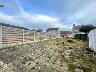 Deze gesloten bouwgrond biedt een uitstekende kans om jouw toekomstige woning te realiseren in een rustige straat met een aangename woonomgeving. De ligging combineert het comfort van een residentiële buurt met de nabijheid van voorzieningen zoals winkels, scholen en openbaar vervoer. Dankzij de centrale locatie geniet je van een vlotte verbinding naar omliggende gemeenten en steden.<br /><br />oppervlakte= 362m²<br /><br />Neem vandaag nog contact op met je ERA-makelaar voor meer informatie of een bezichtiging van de locatie.<br /><br />JOUW DROOMGROND. ZO GEVONDEN!