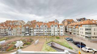 Deze ruime duplex is gelegen aan het Kinkhoornplein in Heist-aan-Zee, op wandelafstand van het strand en de Zeedijk. Het appartement beschikt over een aangename leefruimte en een ruime slaapkamer op de verdieping. Dankzij de centrale ligging bevinden winkels, horeca en andere voorzieningen zich vlakbij. Ideaal als tweede verblijf of investering aan de kust.