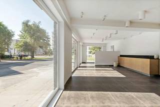 Dit veelzijdige bedrijfspand op de hoek van de Burgemeester Vercruysselaan biedt met 120 m² de ideale basis voor een winkel, kantoor, praktijk of showroom.<br /><br />Door de hoekligging en de glaspartijen beschikt het pand over uitstekende visibiliteit. De grote ramen garanderen een natuurlijke lichtinval.<br /><br />Het pand bevindt zich op een logistiek gunstige locatie nabij de Leie en op wandelafstand van het centrum (Grote Markt). <br /><br />Privatieve standplaats voor de garage, sectionaalpoort, inzetbaar als berging of parkeerruimte.<br /><br />Bent u op zoek naar bedrijfsvastgoed te koop in Kortrijk? Aarzel dan zeker niet om ons te contacteren op het nummer 056 21 11 11!<br /><br />Dit pand kan onderhevig zijn aan de renovatieverplichting die door de Vlaamse overheid wordt opgelegd voor niet-residentiële gebouwen. Consulteer voor meer informatie de website van het Vlaams Energie- en Klimaatagentschap via https://www.vlaanderen.be/bouwen-wonen-en-energie/niet-residentiele-gebouwen/verplichtingen-voor-niet-residentiele-gebouwen<br /><br />Bestuursmaatregelen in het maatregelenregister: nee