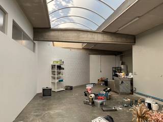 Magazijn/opslagruimte/ werkruimte te huur van ongeveer 90 m2. Aanwezig zijn: water, elektriciteit ( bedrijfsstroom), toilet en wasbak. Er is...