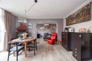 Ligging
Dit appartement is gelegen in de Erasmusstraat 18 te Borgerhout (2140), in een rustige en aangename straat met een vlotte verbinding naar Antwerpen-centrum. De buurt combineert een residentiële sfeer met de nabijheid van winkels, openbaar vervoer en belangrijke invalswegen, wat zorgt voor een praktische en comfortabele woonomgeving.
Indeling
Het appartement beschikt over twee volwaardige slaapkamers, een ruime leefruimte en een volledig geïnstalleerde keuken. Verder is er een grote badkamer met toilet aanwezig, aangevuld met een extra apart gastentoilet voor extra comfort. Een bijzondere meerwaarde is het aansluitende magazijn met ruime doorgang, geschikt voor meerdere wagens. Dit magazijn kan mee aangekocht worden voor €50.000 en biedt tal van mogelijkheden voor stockage, hobby of professioneel gebruik. Daarnaast beschikt het gebouw over een kelder met privatieve bergingen.
Troeven
Interessant als opbrengsteigendom
Twee slaapkamers
Ruime leefruimte
Volledig ingerichte keuken
Magazijn met doorgang voor meerdere wagens
Privatieve kelderberging
Gelegen in een rustige straat
Asbestvrij
Geen renovatieverplichting