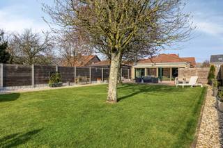 Découvrez ce bungalow très bien entretenu, situé au calme dans une impasse sur un beau terrain d'environ 8 ares.Vous profiterez ici en toute...