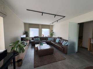 <p>Op een<strong> rustige locatie</strong> in Brakel bieden we deze <strong>instapklare woning</strong> uit 2021 aan, met een bewoonbare oppervlakte van 195 m² op een perceel van 335 m². De woning wordt <strong>deels bemeubeld</strong> verhuurd.</p><p></p><p>Op het gelijkvloers bevindt zich een <strong>lichtrijke leefruimte</strong> met een <strong>open, volledig uitgeruste keuken</strong>. De badkamer is voorzien van een kwaliteitsvolle afwerking. Achteraan de woning geniet u van een <strong>zuidwestgericht terras en een afgesloten tuin</strong>, ideaal om in alle rust te ontspannen.</p><p></p><p>Daarnaast beschikt de woning over een<strong> ruime garage en oprit</strong>, waardoor er voldoende parkeergelegenheid is. Dankzij de recente bouw en uitstekende energieprestaties, beschikt de woning bovendien over een EPC-label A.</p><p><br /><strong>Huurprijs:</strong> € 1.250/maand<br /><strong>Beschikbaar vanaf:</strong> onderling bespreekbaar.</p>