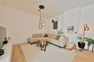 <p><span>Bent u op zoek naar een instapklare woning waar comfort, kwaliteit en energiezuinigheid hand in hand gaan? Dan zal deze prachtig gerenoveerde woning u ongetwijfeld weten te overtuigen. De woning werd de voorbije jaren grondig gerenoveerd met veel oog voor detail en afgewerkt met kwalitatieve en duurzame materialen. Dankzij de doordachte indeling, de hoogwaardige afwerking en de uitstekende energiescore geniet u hier van een zorgeloze woonervaring.</span></p><p><span>Via de inkomhal komt u terecht in de ruime en lichtrijke leefruimte, die naadloos aansluit op de volledig uitgeruste keuken, voorzien van alle nodige toestellen. Op het gelijkvloers bevinden zich daarnaast een praktische wasplaats, een recent volledig vernieuwde en stijlvolle douchekamer met wastafelmeubel, evenals een apart gastentoilet.</span></p><p><span>Een absolute meerwaarde is de extra polyvalente ruimte op het gelijkvloers. Deze doet vandaag dienst als bureauruimte, maar kan perfect ingericht worden als derde slaapkamer, hobbyruimte of speelkamer. Bovendien werd deze ruimte uitgerust met kwalitatieve ingemaakte kasten die zorgen voor een praktische en stijlvolle opbergoplossing.</span></p><p><span>Op de eerste verdieping geeft de nachthal toegang tot twee ruime slaapkamers en een verzorgde badkamer, voorzien van een ligbad, lavabo en toilet.</span></p><p><span>Via een zolderluik bereikt u de praktische bergzolder, ideaal voor het opbergen van allerhande spullen en materialen.</span></p><p><span>Ook buiten is het aangenaam vertoeven. De gezellige zuidgerichte tuin met terras vormt de ideale plek om te genieten van zonnige dagen in alle rust. Vooraan de woning beschikt u bovendien over twee private parkeerplaatsen.</span></p><p><span>Ook op energetisch vlak scoort deze woning bijzonder goed. De woning behaalt een gunstig EPC-label B dankzij de aanwezigheid van dak- en muurisolatie, PVC-ramen met hoogrendementsbeglazing, zonnepanelen in combinatie met een thuisbatterij van 5 kWh en centrale verwarming op aardgas. De kwalitatieve afwerking vormt een mooie rode draad doorheen de woning, waarbij warme parketvloeren harmonieus worden gecombineerd met karaktervolle tegelvloeren. Dit zorgt voor een stijlvolle, tijdloze en verzorgde uitstraling die perfect aansluit bij het hedendaagse wooncomfort.</span></p><p><span>De woning geniet van een gunstige ligging met winkels, scholen, openbaar vervoer en belangrijke invalswegen op korte afstand. Ook het centrum en tal van recreatieve voorzieningen zijn vlot bereikbaar, waardoor u geniet van een uitstekende combinatie van rust en bereikbaarheid.</span></p><p><span><strong>De eerste bezoeken vinden plaats vanaf zaterdag 15 augustus. Wenst u deze woning als eerste te ontdekken? Maak dan eenvoudig zelf uw afspraak via onze website op het tijdstip dat voor u het best past.</strong></span></p><p><span>Kom snel deze woning samen met ons ontdekken. Contacteer Dupont Vastgoed – Jonas Knaepen (BIV 518894) voor meer informatie via 0471 91 88 46.</span></p>