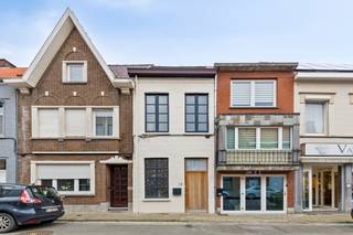 <span><span>Op een absolute <strong>topligging</strong>, op amper 2 minuten wandelen van de<strong> Grote Markt</strong> van Roeselare, bevindt zich deze charmante en <strong>instapklare stadswoning</strong> met stadstuin. Een ideale opportuniteit voor investeerders die op zoek zijn naar een zorgeloos en onmiddellijk rendement.<br /><br />De woning beschikt over twee volwaardige slaapkamers en een ruime zolder met <strong>uitbreidingsmogelijkheden</strong>, perfect voor het creëren van een extra kamer of hobbyruimte. De gezellige stadstuin vormt een aangename buitenruimte midden in het stadscentrum.<br /><br /><strong>Investeren met zekerheid:</strong><br />Deze eigendom wordt verkocht met een lopend huurcontract via SVK Roeselare, wat garant staat voor een stabiel en vast rendement. De woning is momenteel verhuurd aan huurders op lange termijn.<br /><br /><strong>Het huurcontract is opzegbaar:</strong></span></span>
<ul>
	<li><span><span>In november 2028 (of na elke periode van 3 jaar);</span></span></li>
	<li><span><span>Of voor eigen bewoning of renovatie, mits opzegtermijn van 6 maanden.</span></span></li>
</ul>
<span><span><strong>Extra troeven:</strong></span></span>

<ul>
	<li><span><span>Elektriciteit conform;</span></span></li>
	<li><span><span>EPC-score D – 313 kWh/m² jaar (net geen label C);</span></span></li>
	<li><span><span>Centrale ligging vlakbij winkels, horeca en openbaar vervoer.</span></span></li>
</ul>
<span><span><strong>Ideaal als investering met toekomstperspectief!</strong><br />Kortom, een interessante investeringskans op een toplocatie in het centrum van Roeselare met <strong>gegarandeerde huurinkomsten</strong> en toekomstmogelijkheden.<br /><br />Maak nu uw afspraak op het nummer 051/50 11 51 of mail naar info@diksimmo.be en ontdek uw nieuwe thuis in hartje Roeselare.</span></span>